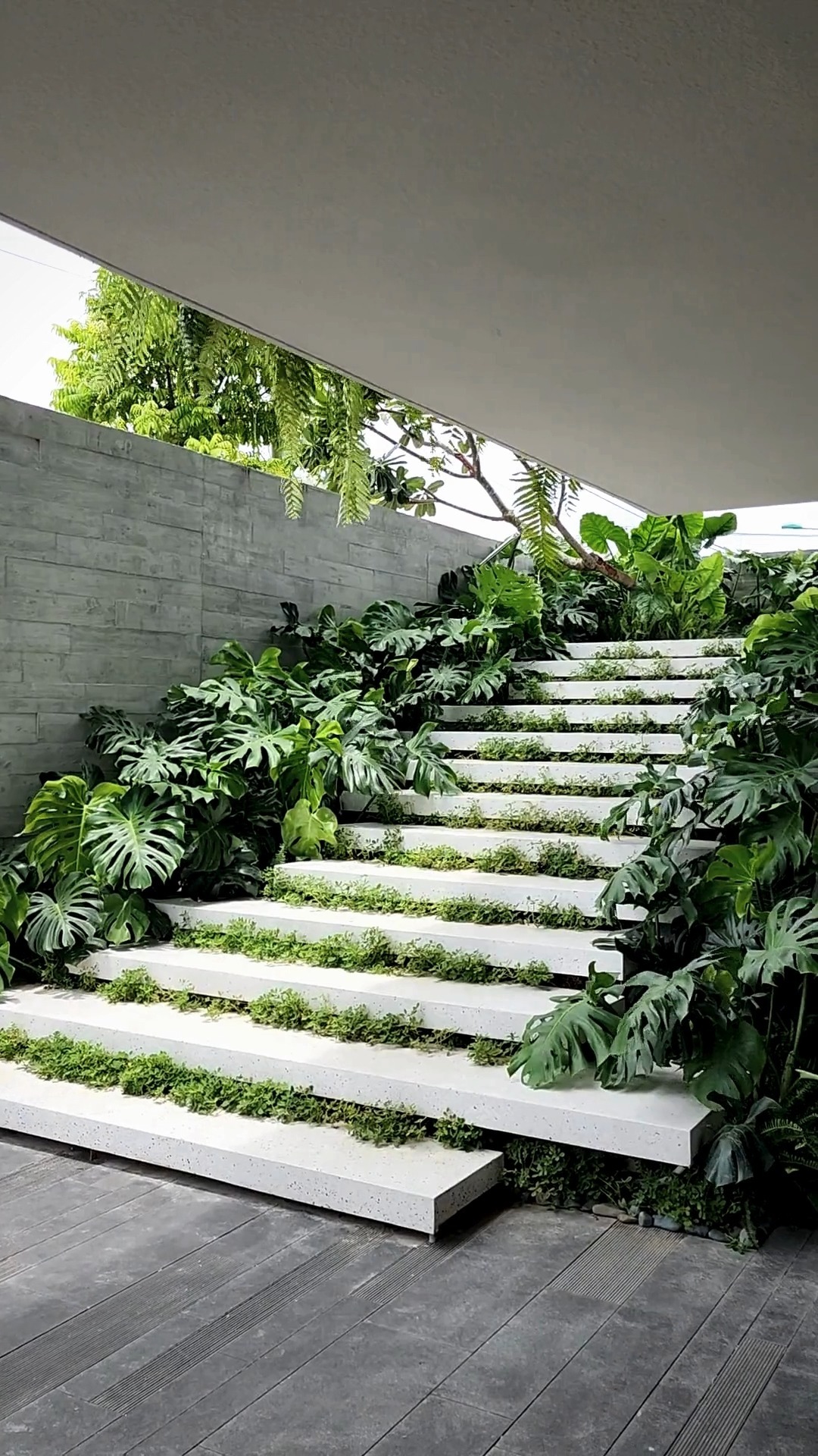 Landscape in MCHU Villa - outside and inside is zero
#MCHU_villa
#MAS
#architecture
#MAS_Architecture
#housedesign
#DaNang
#VietNam